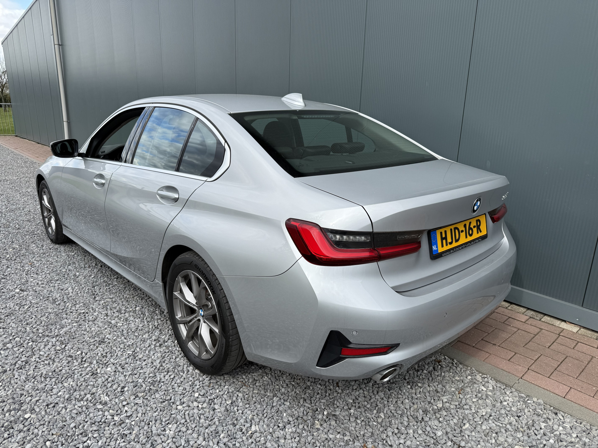 43705615-2.jpg