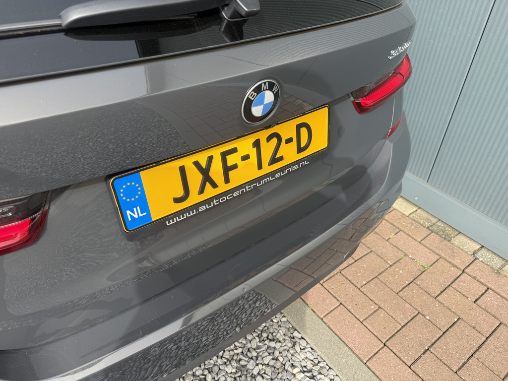 51767080-9.jpg