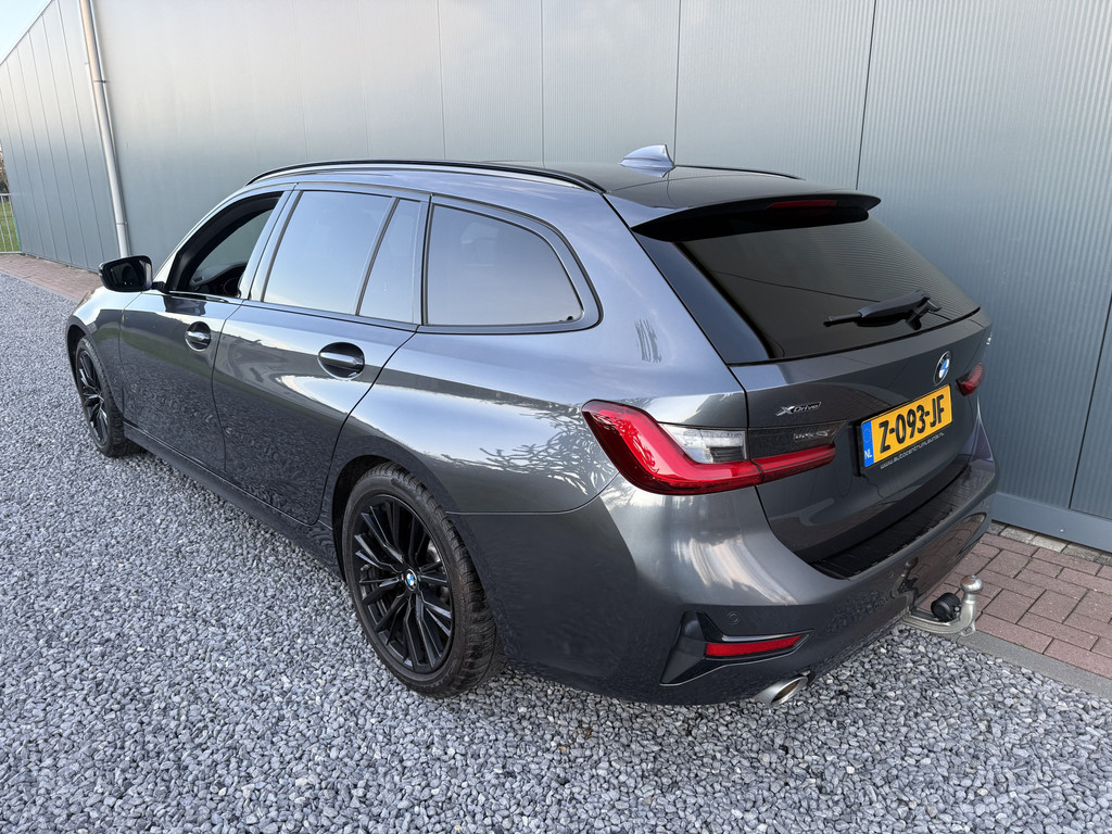 52244299-2.jpg