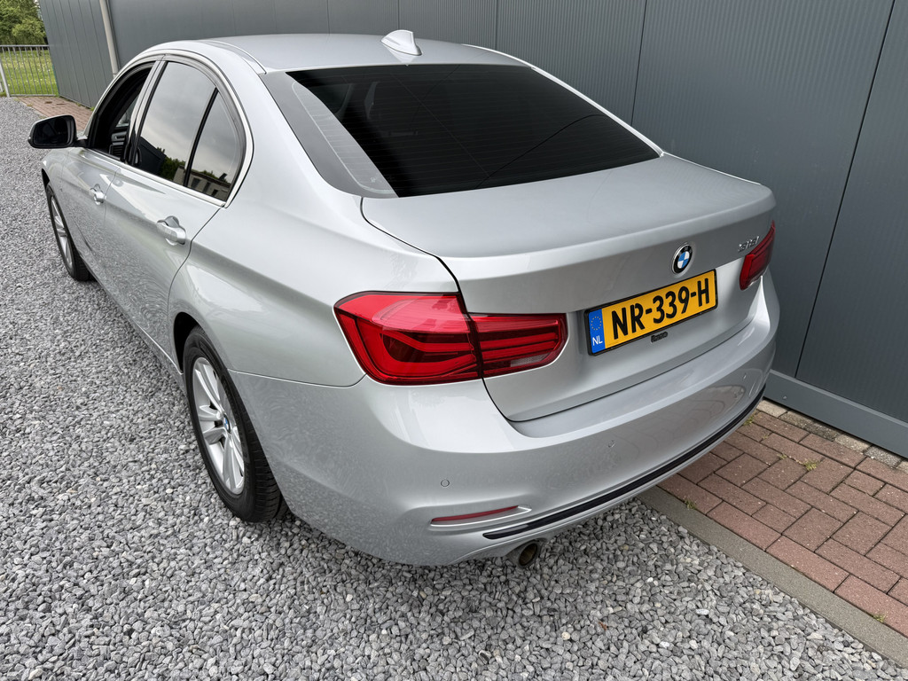 53711231-4.jpg