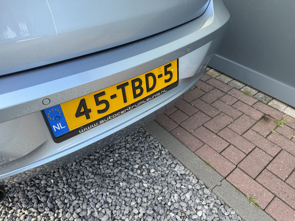 53712467-9.jpg