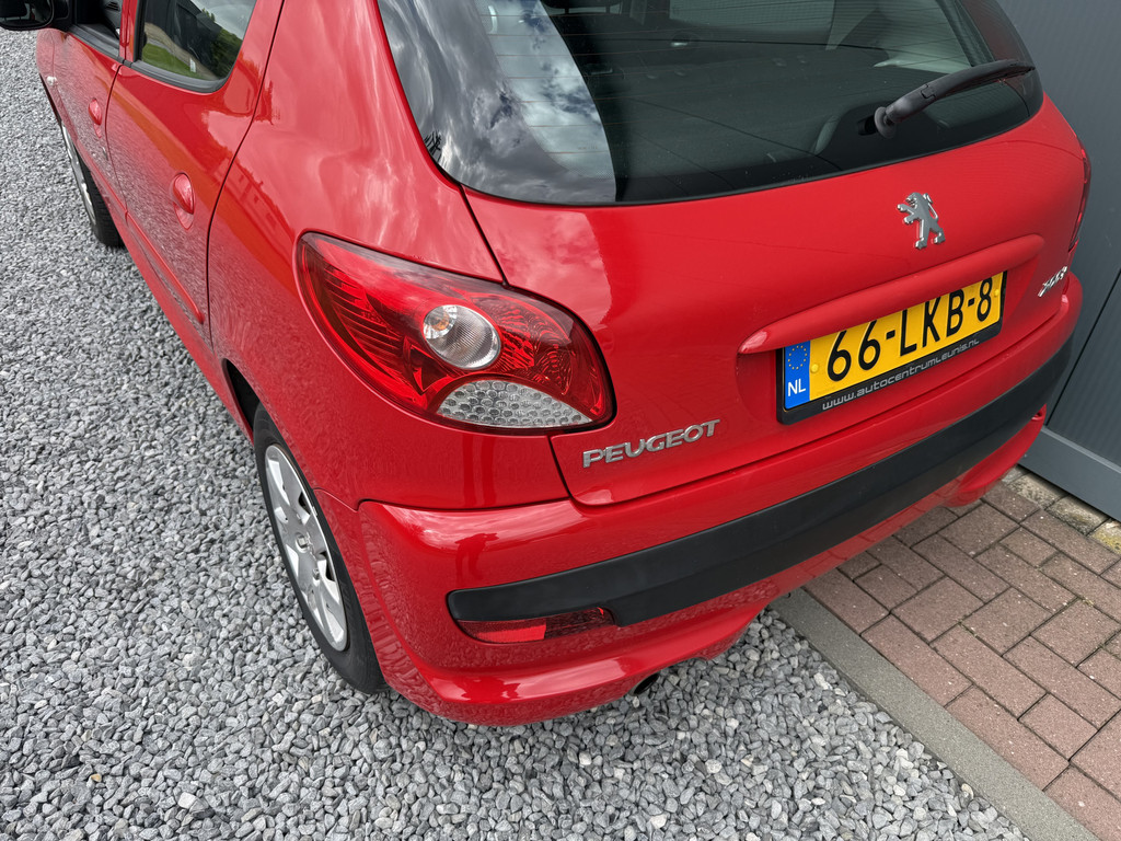 53720632-4.jpg