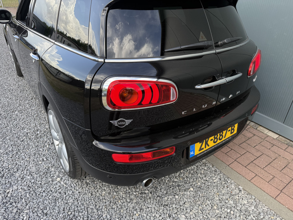 56151475-4.jpg