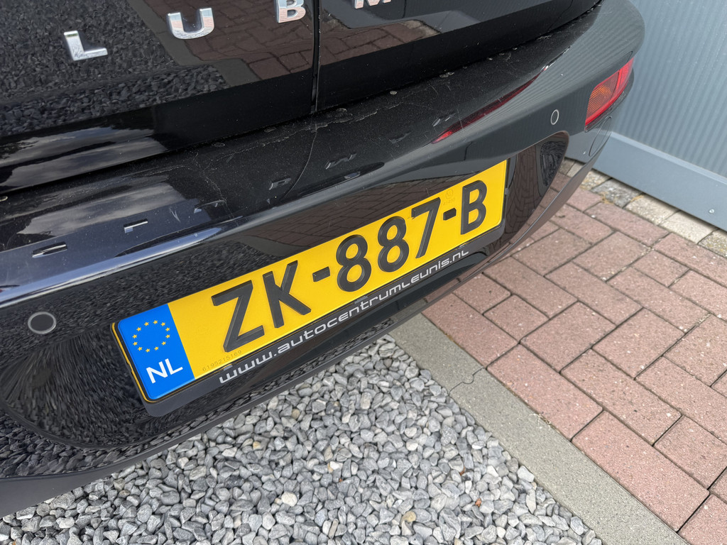 56151475-9.jpg
